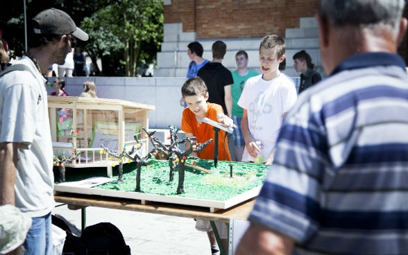 Bambini con modelo de energia solare