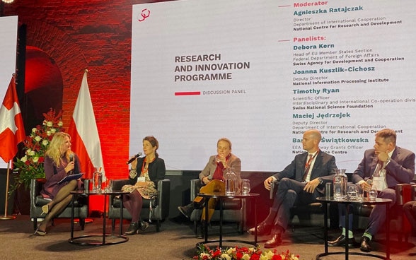 The photo shows representatives from administration and science on the panel. They discuss the Swiss-Polish "Research and Innovation" programme.