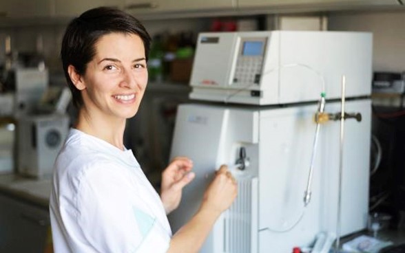 Una ricercatrice in laboratorio.