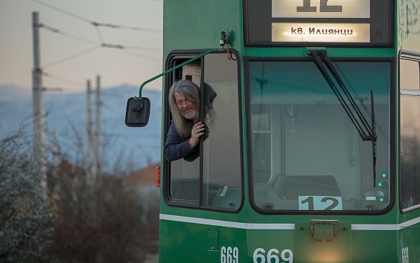 Tram mit aus Fenster schauendem Fahrer