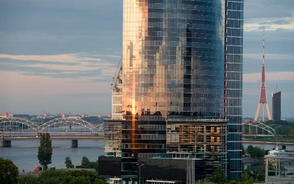 Moderner Stadtteil mit Hochhaus im Vordergrund.