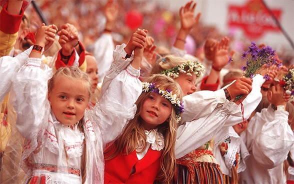 Kinder in traditionellen estnischen Trachten. 