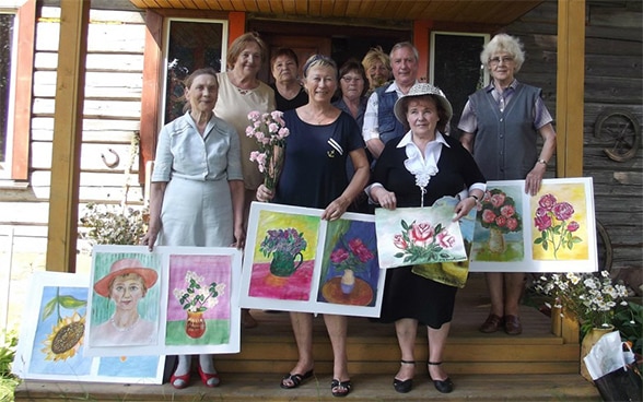 Elderly people present their work