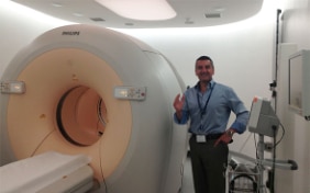 Dr. Anthony Samuel Facharzt Nuklearmedizin Vorsteher der Radiologieabteilung des Mater-Dei-Spitals präsentiert den PET-Scanner.