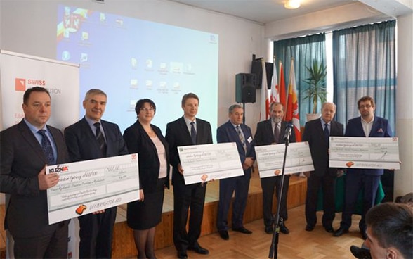Des représentants du district polonais de Myślenice avec les chèques reçus